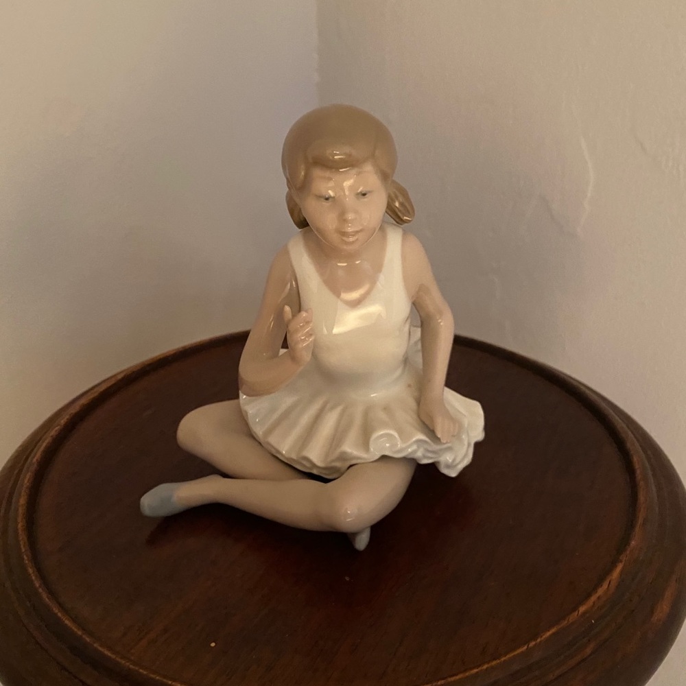 LLADRO Ballerina sitting figurine